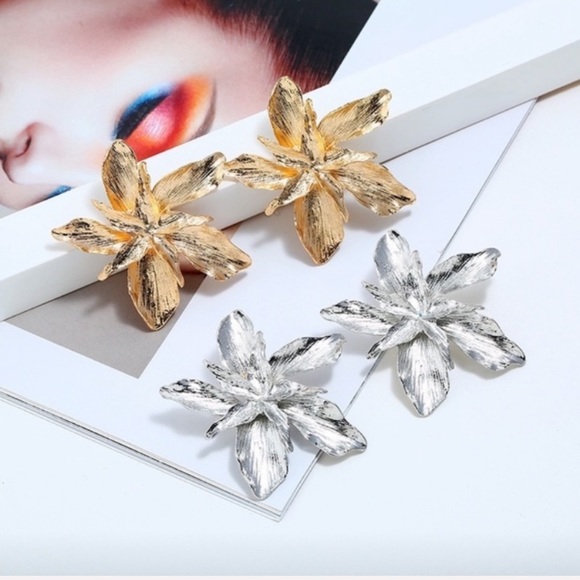 LAST PAIR! GOLD Floral statement earrings - Picture 2 of 6